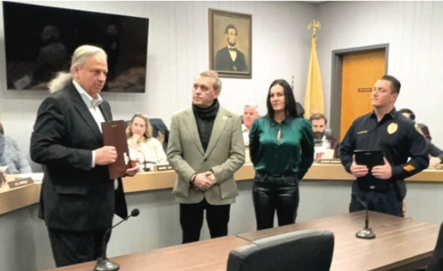 Outro aspeto da cerimónia com o casal DePaço no edifício camarário