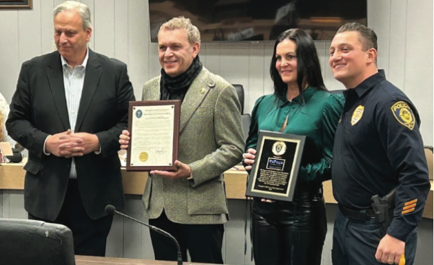 César DePaço e mulher, Deanna DePaço, com autoridades locais de Peapack & Gladstone, NJ