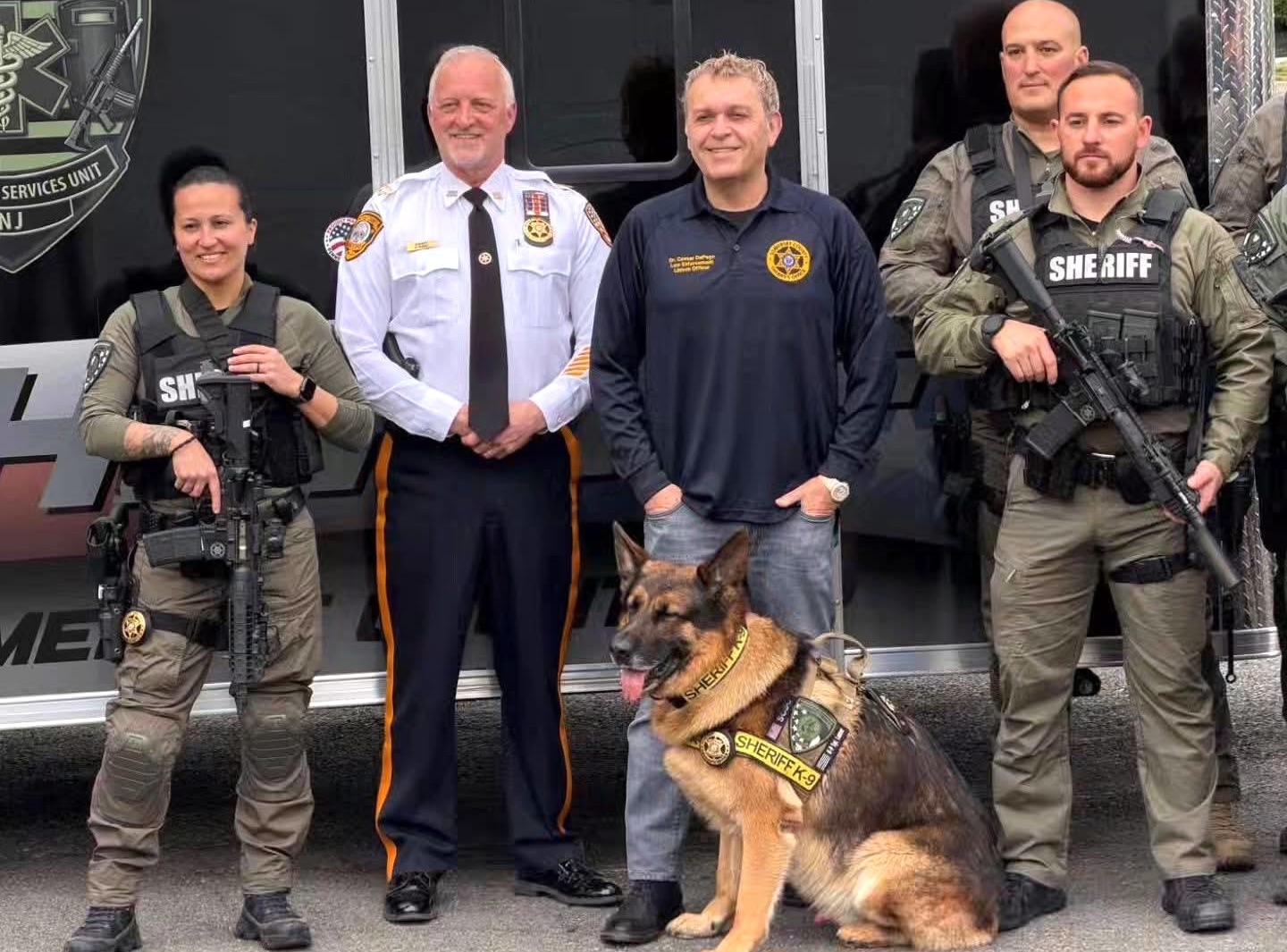 O empresário e filantropo César de Paço com altos patentes do Somerset County Sheriff's Office