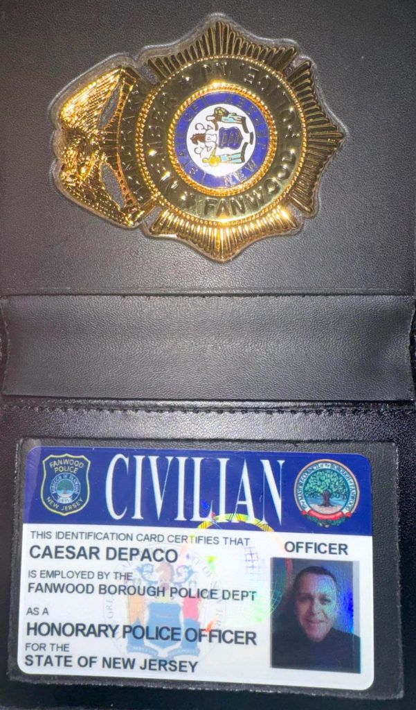 César DePaço e Deanna Padovani- DePaço receberam o título de Agentes Honorários da Polícia de Fanwood