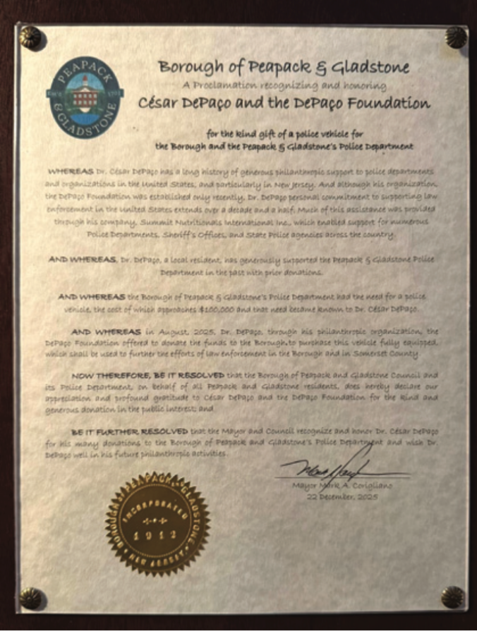 A placa entregue a César DePaço e a sua esposa, Deanna DePaço