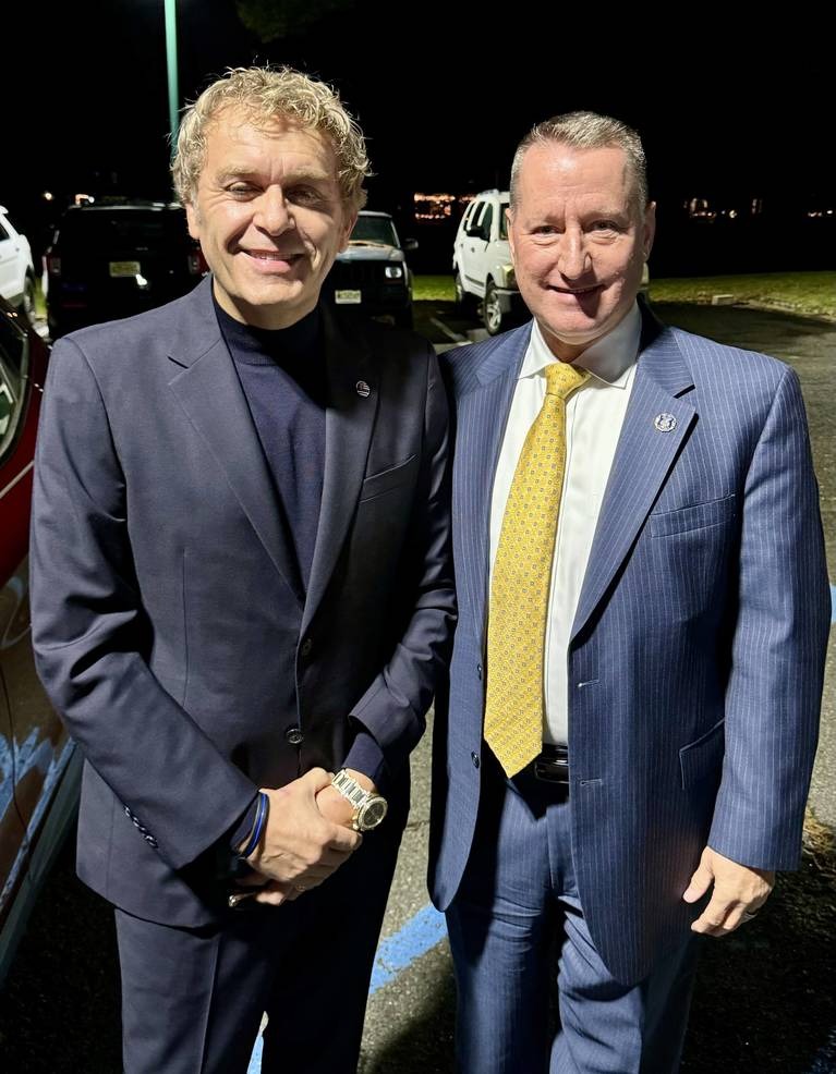 O Dr. César DePaço e o diretor da polícia de Fanwood, Michael Bramhall, na noite de segunda-feira.