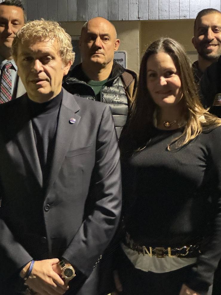 O Dr. César DePaço e sua esposa, Deanna Padovani-DePaço, com membros do departamento de polícia de Fanwood.
