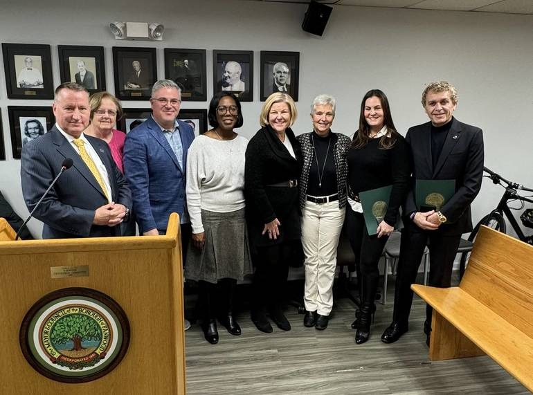O Dr. César DePaço e sua esposa posaram com a Prefeita de Fanwood, Colleen Mahr, membros do Conselho de Fanwood e o diretor da polícia, Michael Bramha