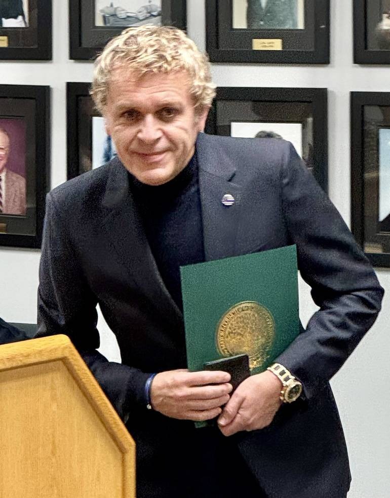 O Dr. César DePaço, fundador e CEO da Summit Nutritionals International, e sua esposa, Deanna Padovani-DePaço, foram nomeados Honorary Fanwood Police 